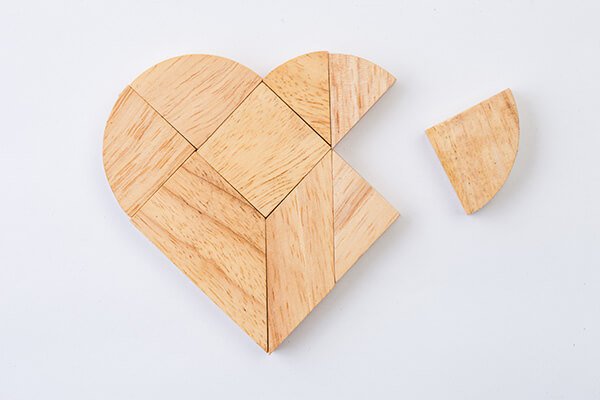 ein Herz aus einzelnen Holzteilen vor einem weißen Hintergrund