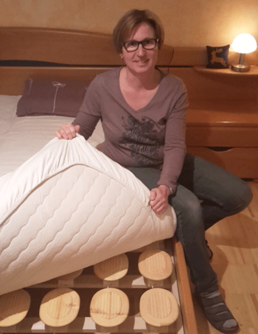 eine Frau präsentiert stolz das Relax 2000 Tellersystem